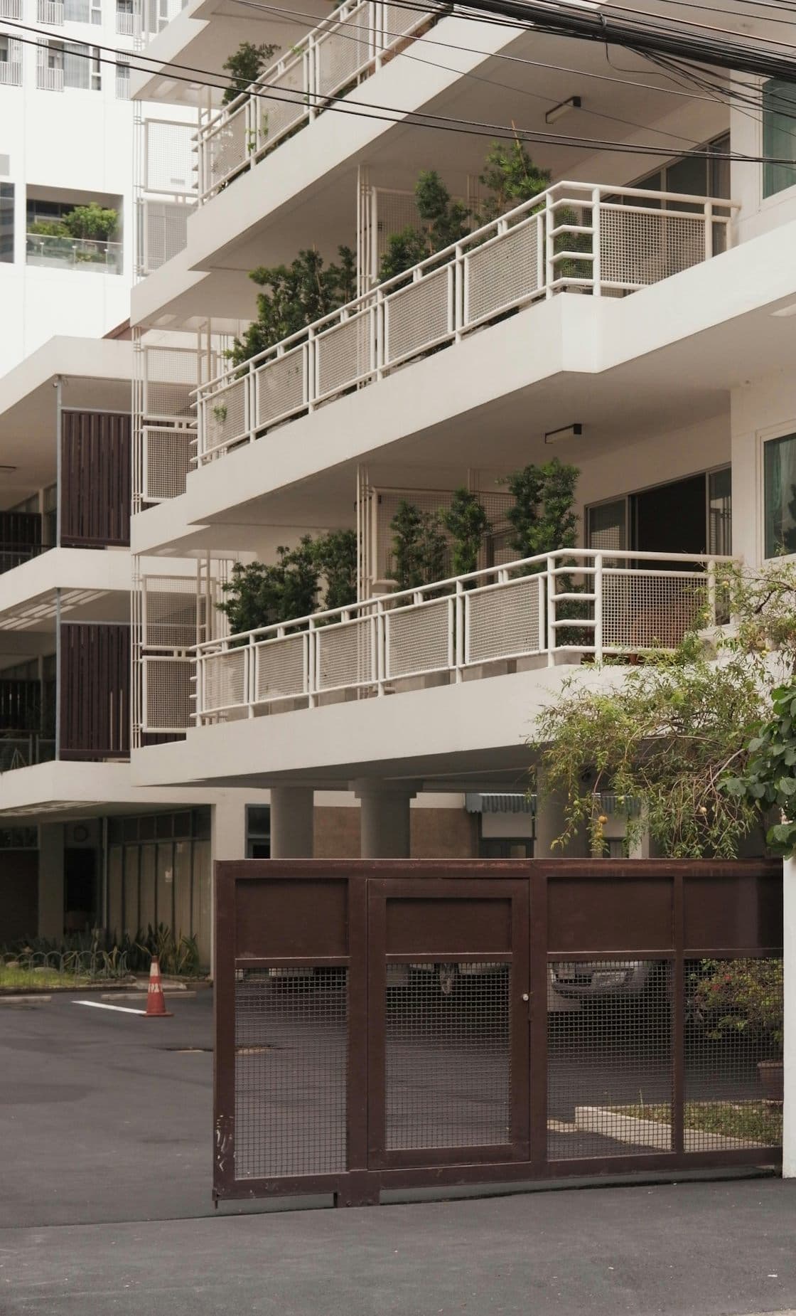 Entrada de un edificio residencial con portón de acceso