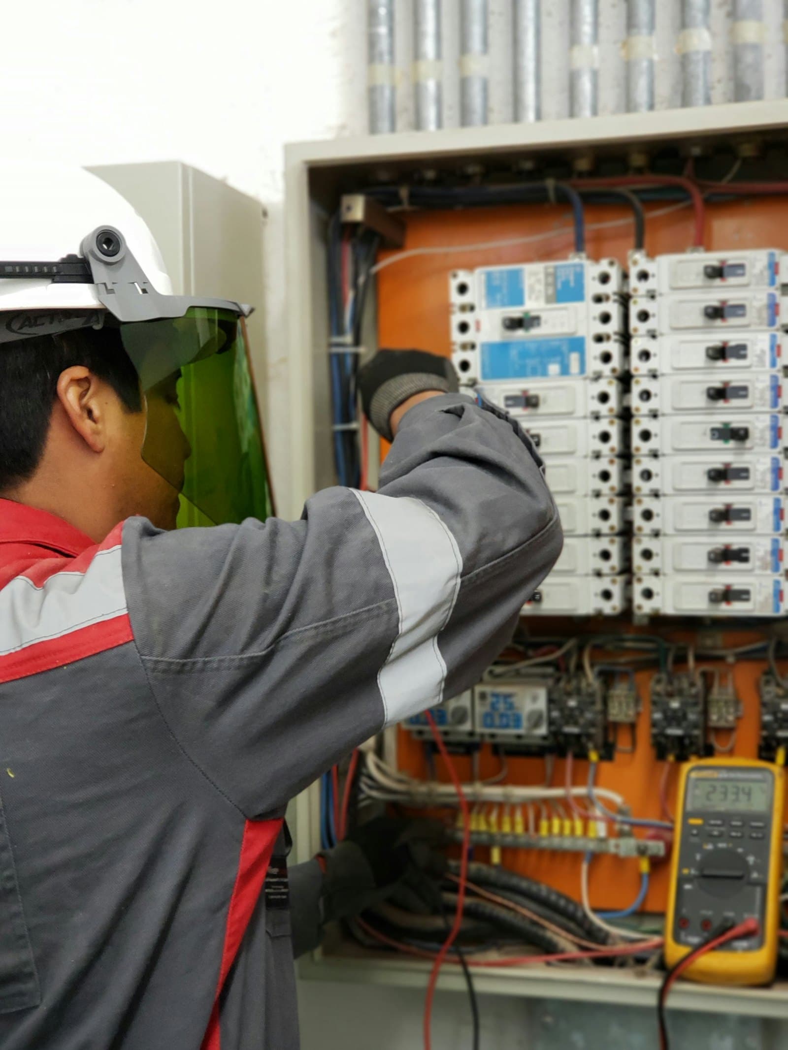 Electricista revisando el tablero eléctrico de un edificio