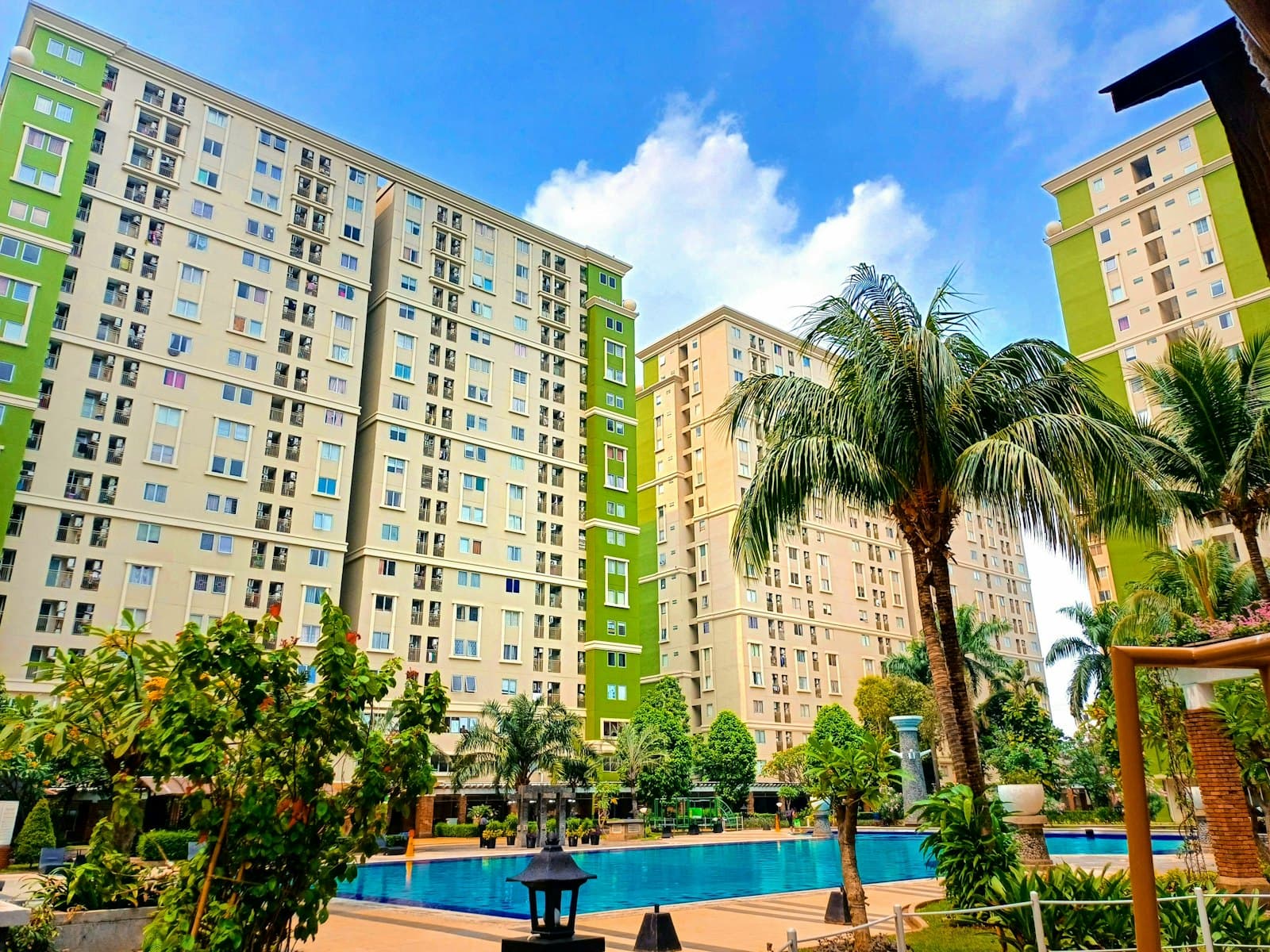 Piscina de un conjunto residencial rodeada de torres de apartamentos
